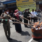 Kantor Bea Cukai Pabean C Blitar memusnahkan 100.948 batang rokok ilegal. (foto: ist)