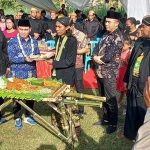 Wakil Bupati Mojokerto, Muhammad Al Barra, saat memotong tumpeng dalam Tradisi Barakan di Desa Gading.