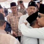 Irsyad Yusuf ketika memberi ucapan selamar pada Gus Mujib dalam acara halal bihalal PKB Pasuruan. Foto: ARDIANZAH/ BANGSAONLINE.com