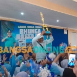 Kades Klatakan, Narwiyoto, saat diangkat usai memperoleh juara 1 lomba senam kreasi. Foto: SYAIFUL BAHRI/BANGSAONLINE