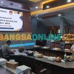 Ketua PWI Mojokerto, Sholahuddin, saat menyampaikan pemaparan soal tujuan dialog. Foto: YUDI EKO PURNOMO/BANGSAONLINE