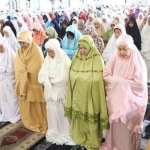 Gubernur Jawa Timur Khofifah Indar Parawansa saat salat gerhana matahari di Masjid Akbar Surabaya, Kamis (26/12/2019) siang . foto: istimewa/ bangsaonline.com