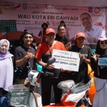 Penyerahan hadiah utama berupa 1 unit listrik kepada salah satu peserta yang beruntung.