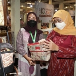 Gubernur Jatim, Khofifah Indar Parawansa, saat meninjau produk dalam negeri.