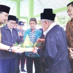 Bupati Pasuruan HM Irsyad Yusuf menyerahkan tumpeng kepada Mbah Kholiq, Juru Kunci Ranu.