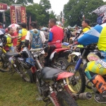 Sejumlah rider saat berkumpul di lapangan Desa Tawang Kecamatan Wates usai menyisiri Gunung Kelud. Foto: ARIF K/BANGSAONLINE

