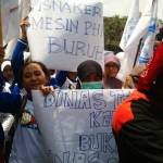 Ratusan buruh saat demo di kantor Pemkab Mojokerto. foto: yudi eko purnomo/BANGSAONLINE