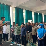 Drs Yuda Hadi saat memimpin deklarasi para mantan abdi negara atau ASN untuk mendukung Barra-Rizal di Guest House Universitas KH. Abdul Chalim (UAC), Pacet, Mojokerto, Kamis (29/8). Foto: M. Sulthon Neagara/bangsaonline