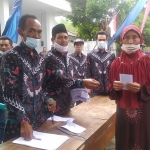 Panitia saat memberikan bansos pada anak yatim/piatu dan seorang janda.