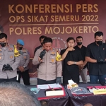 Polres Mojokerto saat merilis hasil tangkapan di operasi sikat semeru.