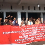 Para Pengurus Dhibra Shiddiqiyyah Perwakilan Sidoarjo foto bersama di depan rumah layak huni yang sedang dalam proses pembangunan. Foto: BANGSAONLINE