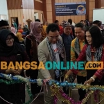 Kepala Dispendikbud Kabupaten Madiun saat memotong pita sebagai tanda dimulainya stan pameran hasil karya dari CGP. Foto: HENDRO SUHARTONO/BANGSAONLINE