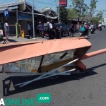  Tiang reklame Asmaul Husna yang roboh di jalan Benpas. foto: YUDI EP/ BANGSAONLINE