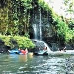 Baidhawi bersama pengunjung saat melakukan tubing (ngintir) dengan ban mobil. Foto: Sugiyanto/BangsaOnline.com