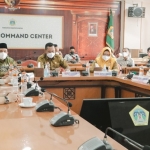 Bupati Gus Yani dan Wabup Bu Min beserta pejabat Forkopimda saat rapat evaluasi pelaksanaan PPKM. foto: SYUHUD/ BANGSAONLINE