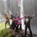 Wisatawan menikmati keindahan air terjun Tumpak Sewu. Foto:http://1.bp.blogspot.com