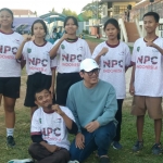 Andro Rohmana (jongkok pakai topi) bersama para atlet NPC Kota Madiun. Foto: HENDRO SUHARTONO/ BANGSAONLINE 