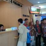 Pj Bupati Mojokerto saat di Kantor Dispenduk. foto: yudi eko purnomo/ BANGSAONLINE