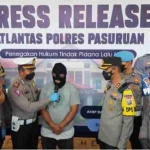 Kapolres Pasuruan AKBP Bayu Pratama Gubunagi didampingi Kasatlantas  AKP Yudhi Anugerah Putra, menggelar barang bukti dan tersangka kasus tabrak lari yang tewaskan mahasiswa. foto: MOCH ANDY FACHRUDIN/ BANGSAONLINE.com