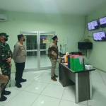 Bupati Gus Yani didampingi Kapolres Gresik, Dandim Gresik, Kadispol PP Gresik, dan sejumlah OPD ketika meninjau ruang isolasi di Stadion Gejos. (foto: SYUHUD/ BANGSAONLINE)