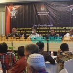 Komisioner KPU Gresik Divisi Sosdiklih, Parmas dan SDM, Makmun, saat memaparkan partisipasi pemilih di Kecamatan Gresik. Foto: SYUHUD/BANGSAONLINE