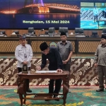 Ketua DPRD Bangkalan Efendi saat menandatangani raperda fasilitas pesantren didampingi wakil ketua dewan.