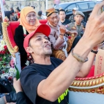 Gubernur Khofifah saat foto bersama masyarakat dalam Kirab Budaya Grebeg Tutup Suro di Ponorogo.