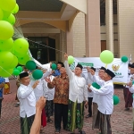 Ketua Baznas Jatim KH Muhammad Roziqi saat melepas balon doa didampingi para wakil ketua. Foto: YUDI ARIANTO/ BANGSAONLINE