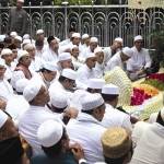 Jemaah zikir bersama di Haul Sunan Ampel ke-565, Juni lalu. foto:nir faishal/BANGSAONLINE