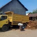 TRUK MAUT: Dumptruk yang menyebabkan pemiliknya sendiri meninggal di lokasi kejadian. foto: gunadhi/BANGSAONLINE