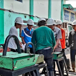 Petugas saat melakukan tera ulang timbangan di salah satu Pabrik Gula di Kota Kediri (dok. Ist)