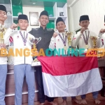 5 Santri MBI Amanatul Ummah Pacet saat menunjukkan piala yang diraih dalam Lomba Robotik Internasional. Foto: ROCHMAT SAIFUL ARIS/BANGSAONLINE