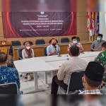 Jajaran Komisioner KPU Gresik saat sosialisasi pembentukan Bakohumas. foto: SYUHUD/ BANGSAONLINE