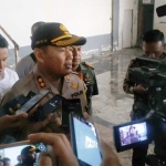 Kapolres Malang Kota AKBP Asfuri didampingi Kapolsek Klojen Kompol Budi Harianto dan Unit Reskrim Polres saat diwawancarai awak media di TKP, lantai dua Pasar Besar Malang, Selasa (14/05). foto: IWAN IRAWAN/ BANGSAONLINE