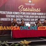 Ketua KPU Nganjuk, Pujiono, saat memberi sambutan dalam sosialisasi Dapil. Foto: BAMBANG DWI JULIANTO/BANGSAONLINE