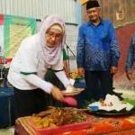 TAMBAH DUKUNGAN - Calon Bupati Chairun Nisa memotong tumpeng peluncuran relawan kalajengking disaksikan Drahat Stariadji. foto: gunadhi/BANGSAONLINE