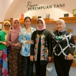 Ketua DPP Perempuan Tani HKTI Jatim, Lia Istifhama, bersama jajaran pengurus saat berkunjung ke Kafe Perempuan Tani milik Ketua Umum Perempuan Tani HKTI, Dian Novita Susanto. Foto: Ist