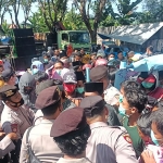 Warga Desa Tanjung, Kecamatan Pademawu, Kabupaten Pamekasan melakukan aksi demonstrasi ke Kantor Dinas Pemberdayaan Masyarakat dan Desa (DPMD) Kabupaten Pamekasan di Jalan Jokotole Pamekasan, Selasa (22/6/2021). (foto: ist)