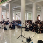 Para korcam, kordes dan baret Kecamatan Mojoanyar Mojokerto saat mendapat pengarahan dari Dr Muhammad Albarraa di Kampus UAC Pacet Mojokerto, Selasa (17/9/2024). Foto: M. Sulthon Neagara