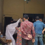 Petugas saat mengevakuasi penemuan mayat perempuan di Dusun Manyar, Desa Sedati Agung, Kecamatan Sedati, Sidoarjo.