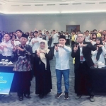 Gus Barra foto bersama Direktur Universitas Terbuka Surabaya dan para mahasiswa baru UT.