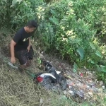 Motor korban yang nyungsep ke sungai.