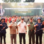 Pj Gubernur Jatim saat meimpin apel siaga gabungan pengendalian karhutla di Mojokerto. 