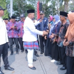 Bupati Gresik Fandi Akhmad Yani pamitan dengan para kades dan perangkat saat apel kebangsaan kemandirian desa. Foto: Ist.