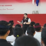 Bupati Kediri Hanindhito Himawan Pramana saat memberi sambutan di hadapan murid di SMAN Bali Mandara. Foto: Ist.