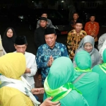 Bupati Fadeli didampingi Ketua MUI KH. Abdul Aziz Khoiri menyalami JCH.