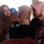 Bupati Mojokerto, Ikfina Fahmawati, ketika menyapa warga Desa Ngabar saat menyerahkan bantuan gizi.
