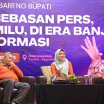 Bupati Mojokerto, Ikfina Fahmawati, bersama Kepala Diskominfo Kabupaten Mojokerto, Ardi Sepdianto, saat ngopi bareng media.