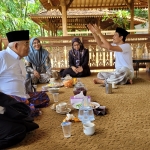 KH Imam Jazuli, Lc, MA,  dan istrinya, Nyai Hj Malika Lulu, saat menerima Prof Dr KH Asep Saifuddin Chalim dan istrinya, Nyai Hj Alif Fadhilah, di Pesantren BIMA, Cirebon Jawa Barat, Sabtu (13/5/2023). Foto: M Mas