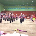 Salah satu peserta lomba Drum Band pelajar SD saat menunjukkan kebolehannya, pada Kejurkab Drum band 2018. Foto: BAMBANG/ BANGSAONLINE